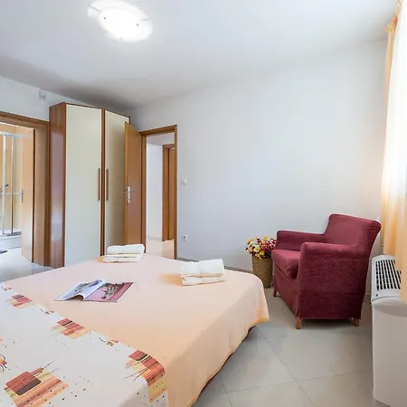 Apartment Dora *