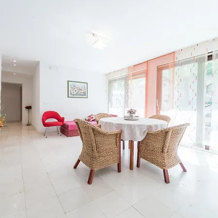 Dora Apartment *