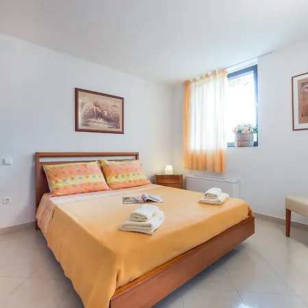 Dora Apartment *