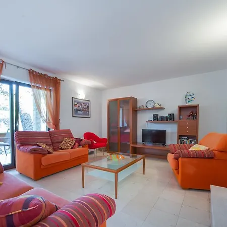 Dora Apartment *