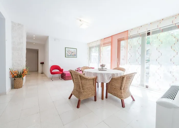 Gorgeous Dora 公寓 *